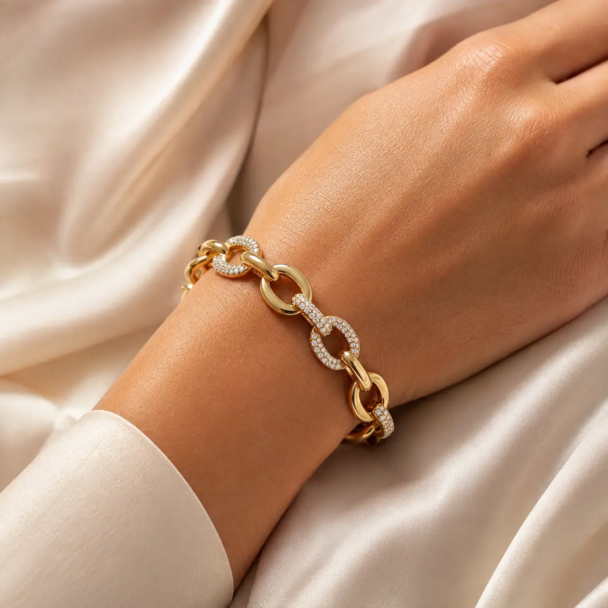 Manilla de eslabones con diamantes — en modelo (2)