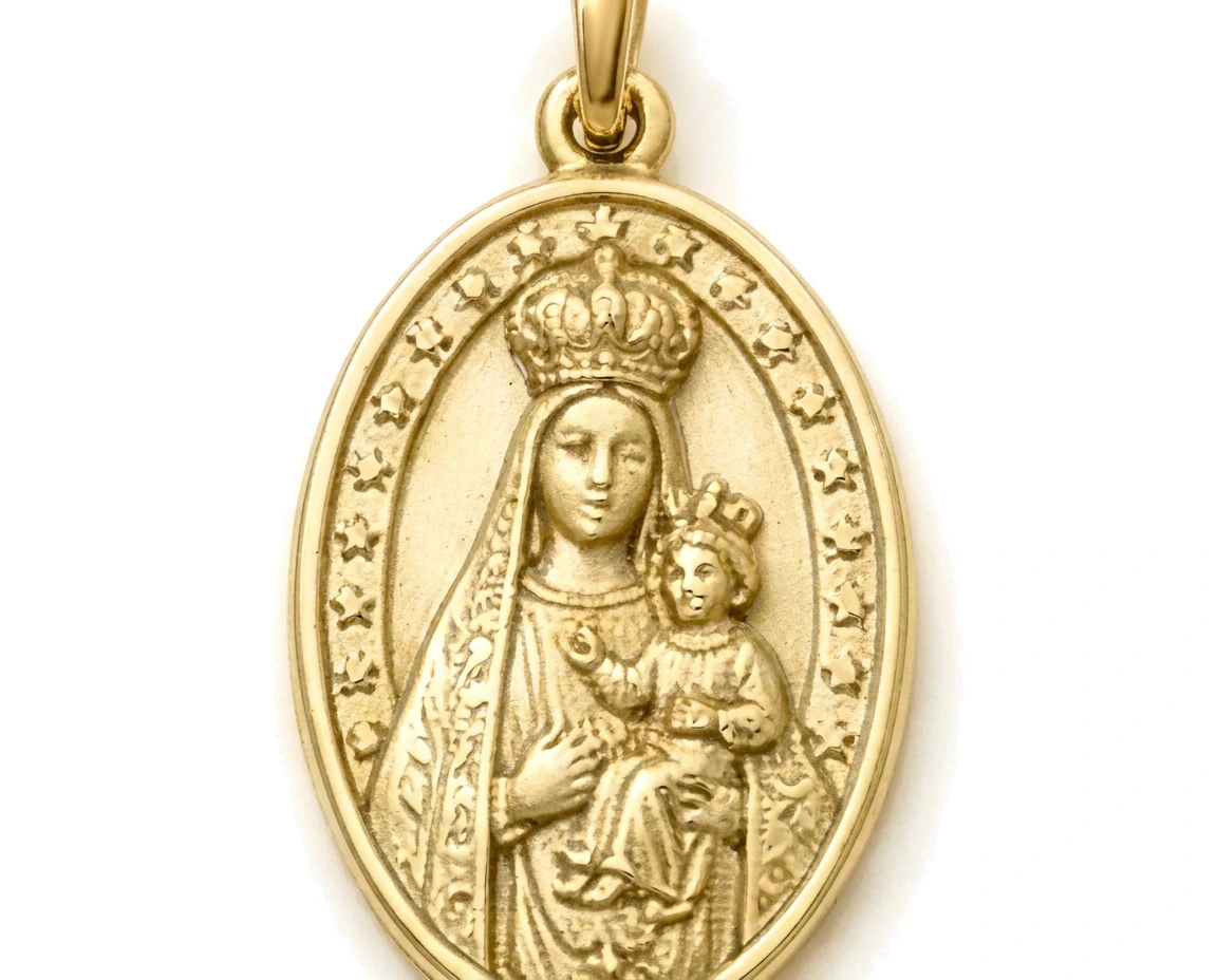 Medalla Virgen de la Caridad del Cobre — detalle