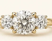 Anillo de Compromiso de Tres Piedras — detalle