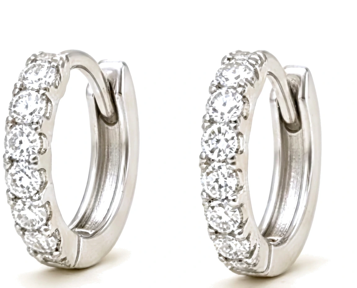 Arete Huggie con Diamantes — detalle
