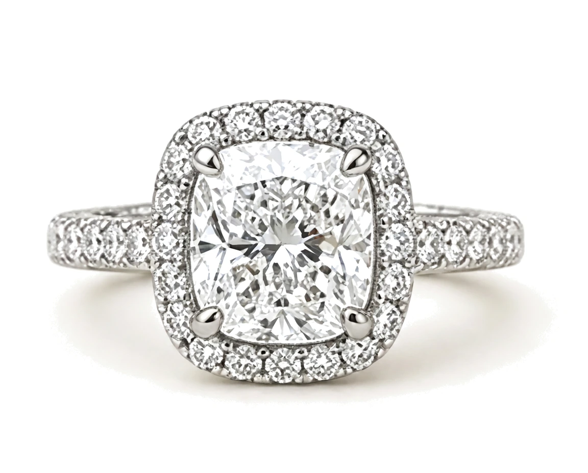 Anillo de Compromiso Cushion con Halo Clásico