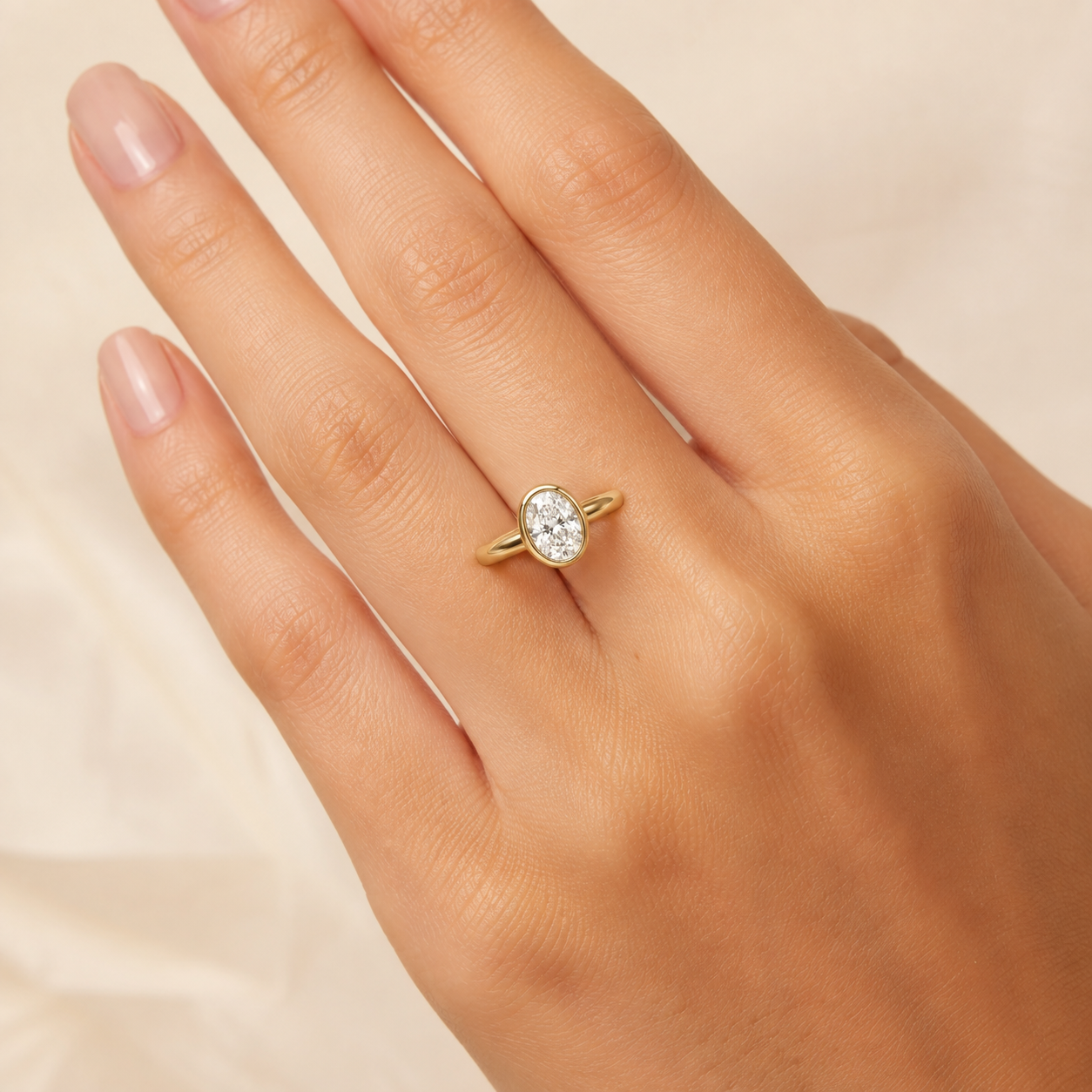 Anillo de Compromiso Ovalado en Bisel