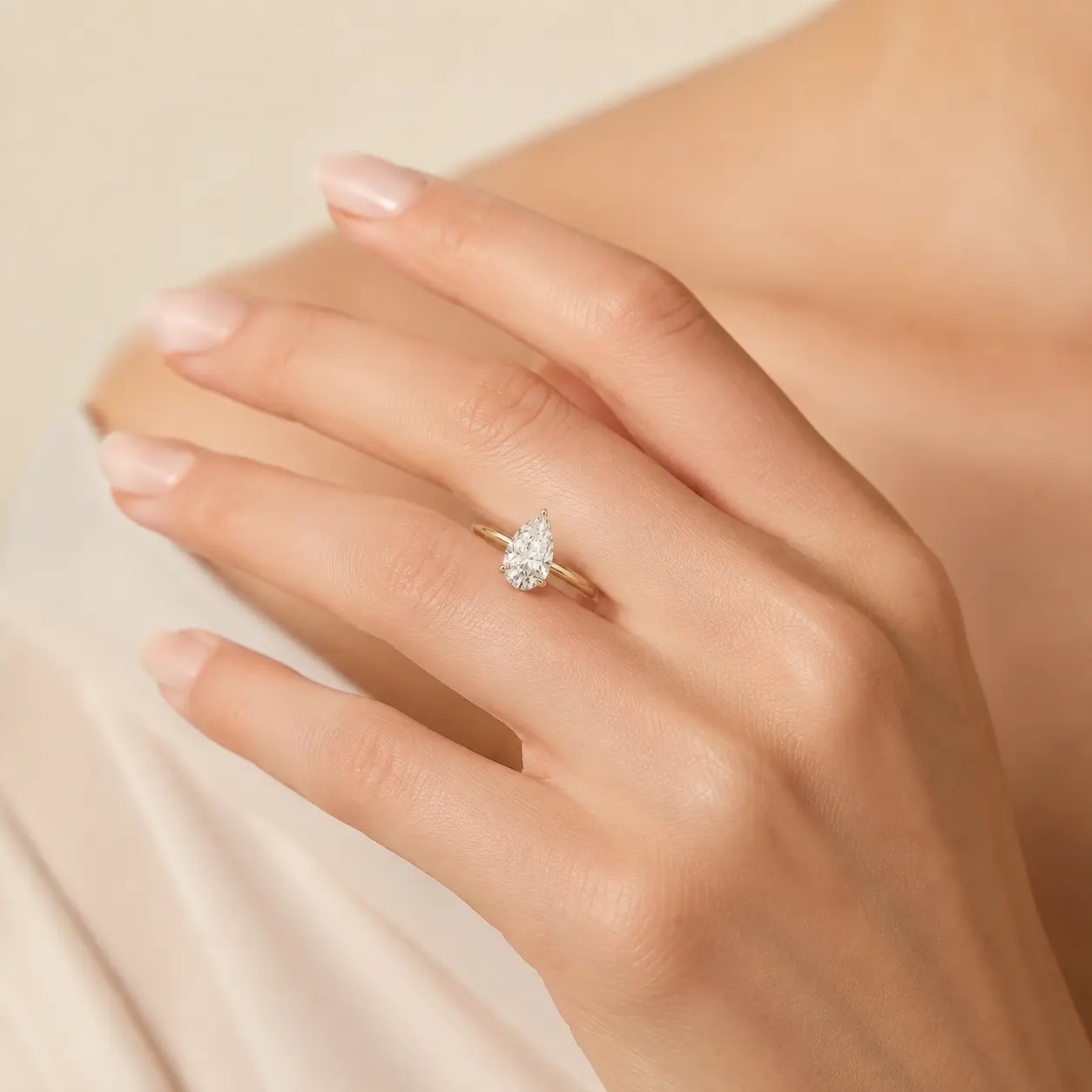 Anillo de Compromiso Solitario Pera