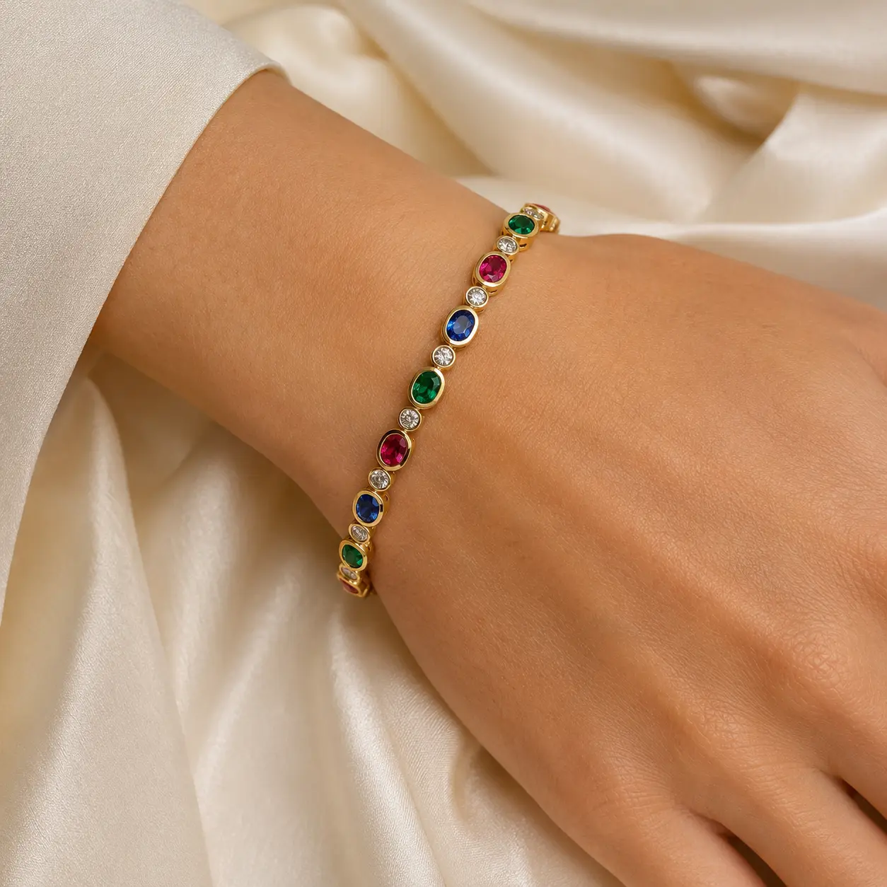 Manilla con gemas de color — en modelo (2)